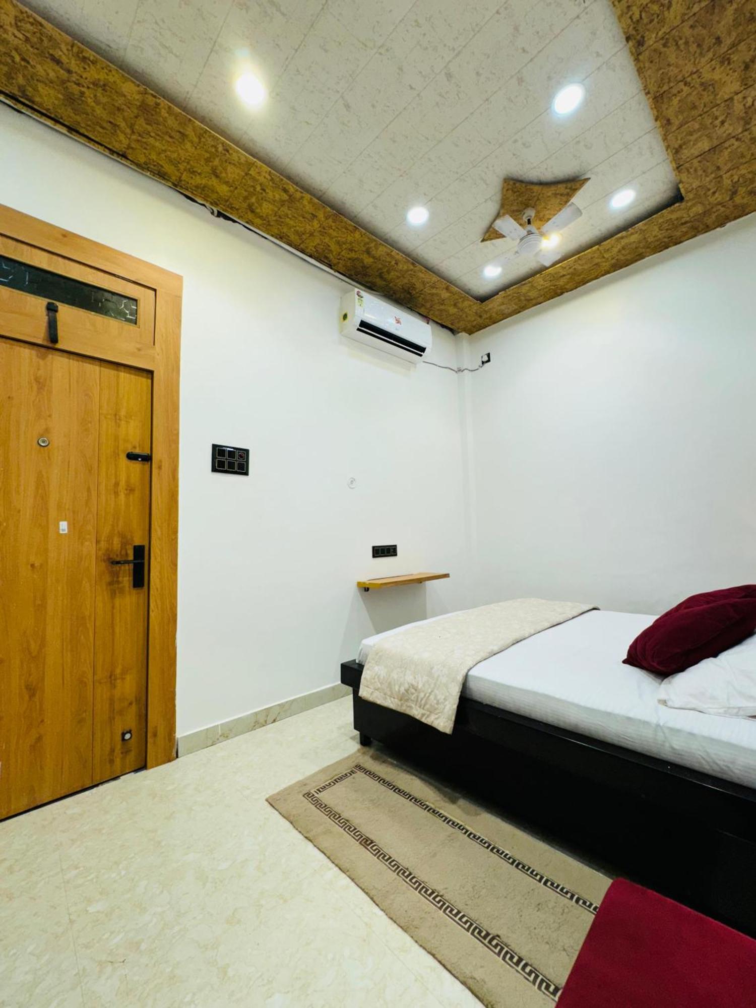 Aura Homestay Варанаси Екстериор снимка