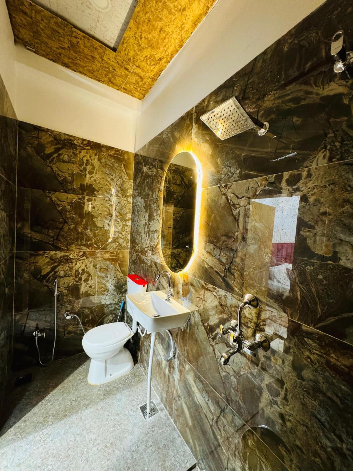 Aura Homestay Варанаси Екстериор снимка